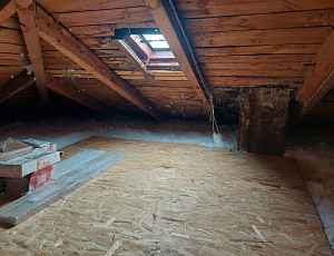 Zateplení stropu rodinného domu pomocí foukané izolace